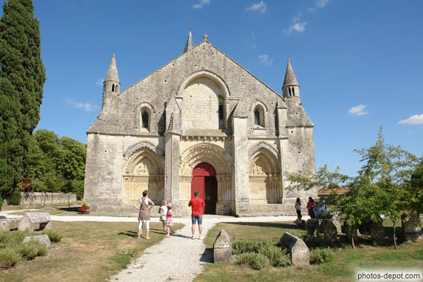 photo de facade de l'église romane