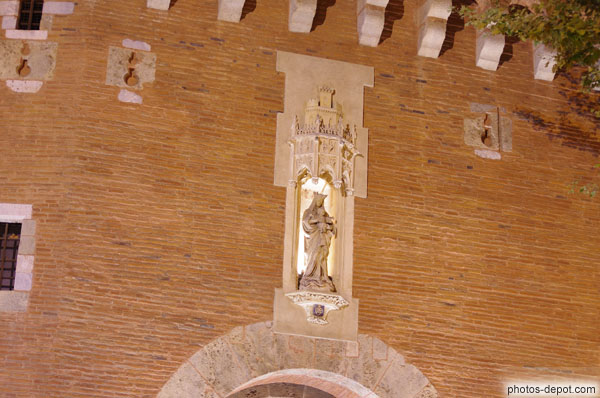 photo de Vierge au dessus de la porte du Castillet