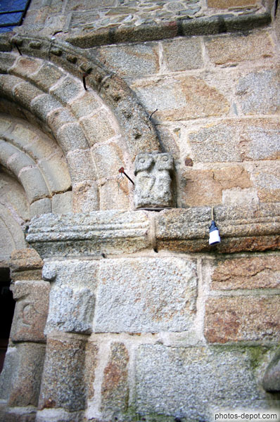 photo de chouette sur chapiteau du portail roman