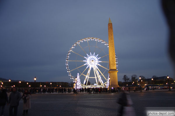photo d'Obélisque et grande roue illuminée