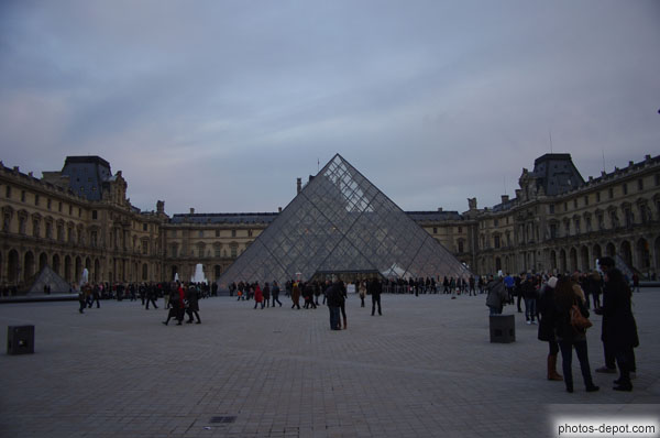 photo de Pyramide du Louvre
