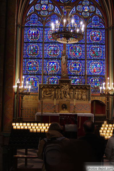 photo d'Autel privilègié où est conservé la sainte couronne d'épines, sous la belle statue de Notre Dame des douleurs