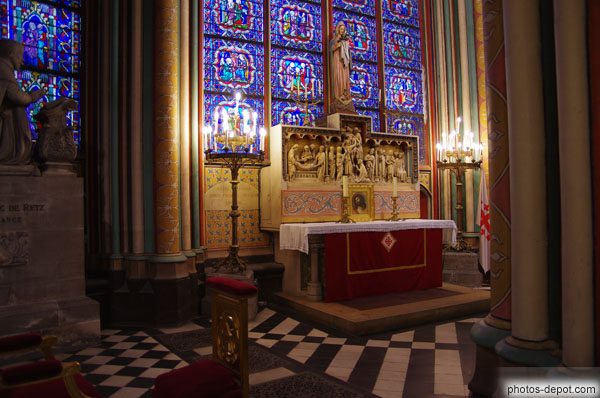 photo d'autel à Notre Dame des douleurs ou est conservée la sainte Couronne d'Epines