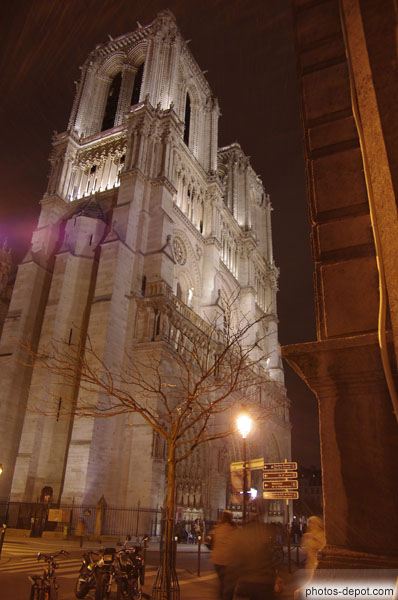 photo de tours de Notre Dame la nuit