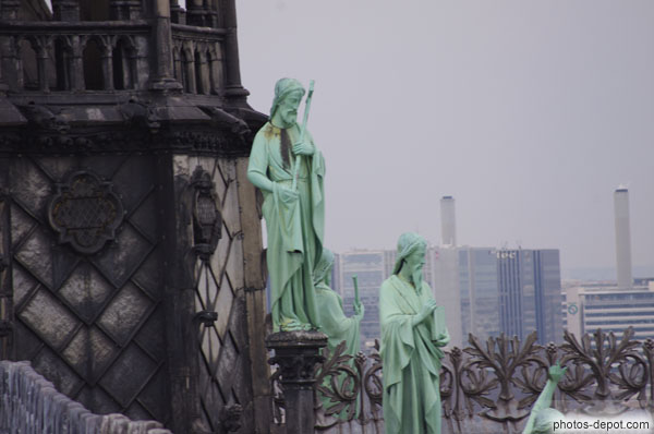 photo d'apôtres sur toit de la cathédrale