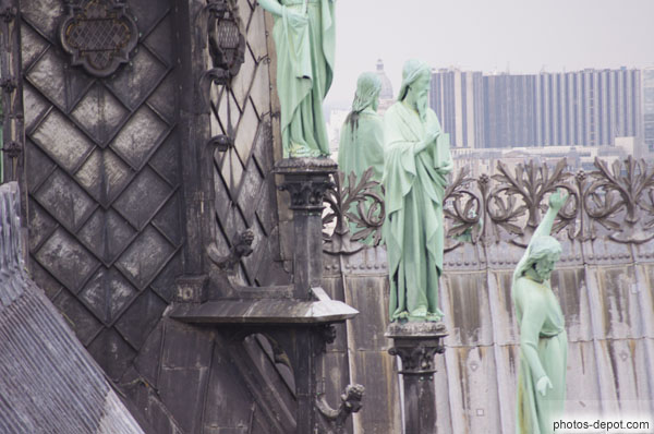 photo d'apôtres sur toit de la cathédrale