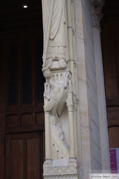 photo de dragon foulé par st Marcel au trumeau du portail ste Anne