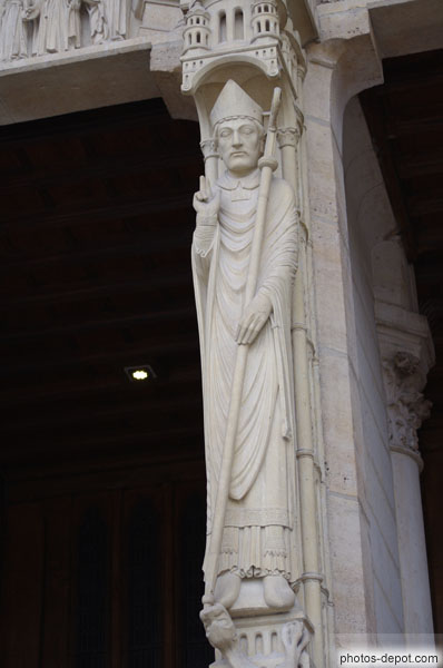 photo de saint Marcel, évêque de Paris au trumeau du portail ste Anne