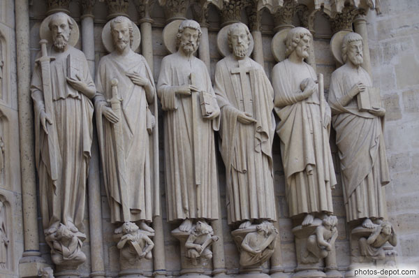 photo de saint Paul, saint Jacques le Majeur, saint Thomas, saint Philippe, saint Jude et saint Matthieu au piedroit de droite du portail du jugement dernier