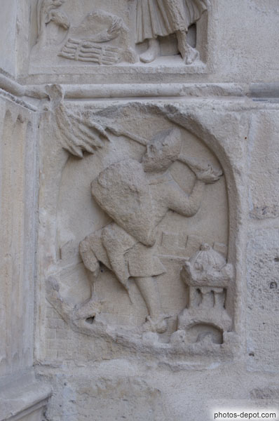 photo de guerrier à la lance en médaillon sur portail