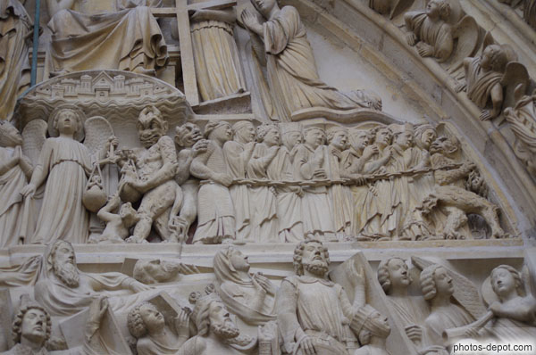 photo de détail du jugement dernier à gauche de St Michel et derrière le diable