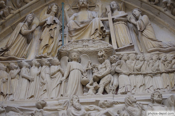 photo de détail du portail du jugement dernier : St Michel pesant les âmes