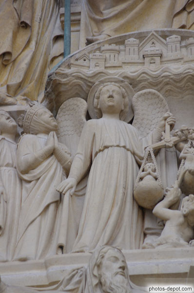photo de Saint Michel pesant les âmes sur tympan du portail du Jugement