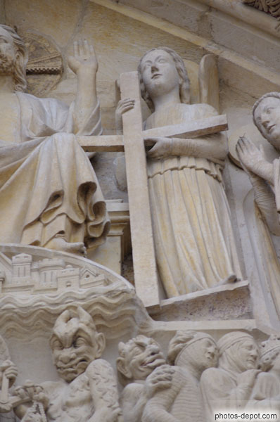 photo d'Ange portant la croix à gauche du Christ au tympan du portail du Jugement