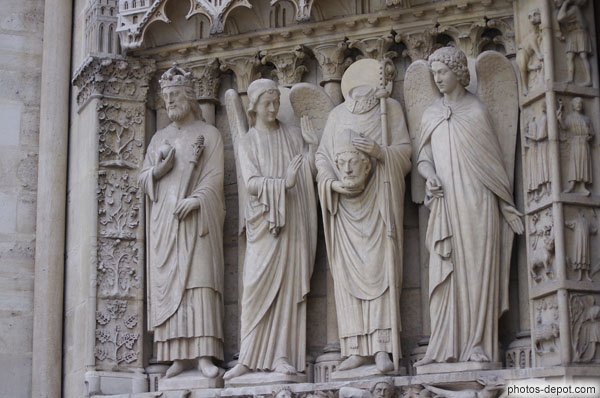 photo de roi non identifié et saint Denis décapité, portant sa tête et entouré de deux anges sur piedroit de gauche du portail de la Vierge