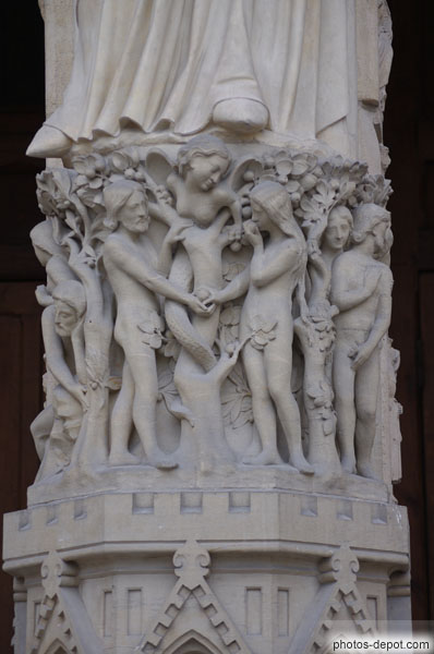 photo de Jardin d'Eden où Adam et Eve sont tentés par la diablesse Lilith, grande séductrice dotée d'une queue de serpent sous les pieds de la Vierge du trumeau du portail de la Vierge