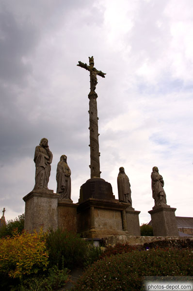 photo de croix et statues du calvaire
