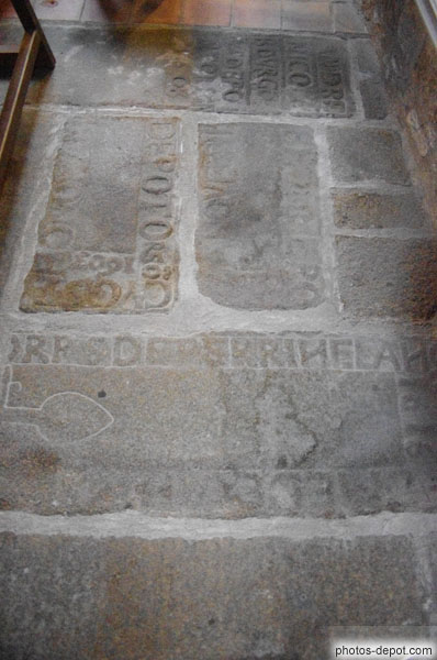 photo de dalles mortuaires sculptées dans l'église