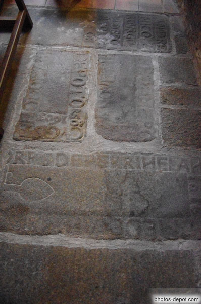photo de tombes recouvrant le sol de l'église
