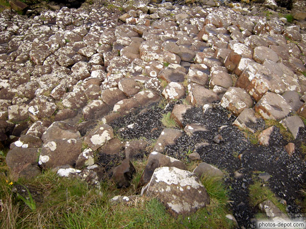 photo de colonnes hexagonales volcaniques de basalte gris, riche en silice