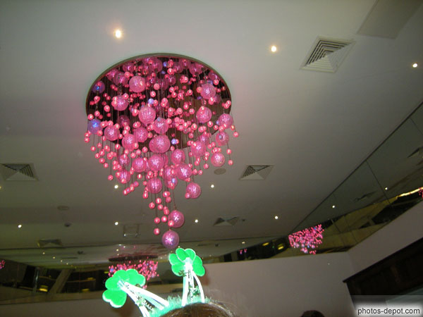 photo de lampes roses du bar
