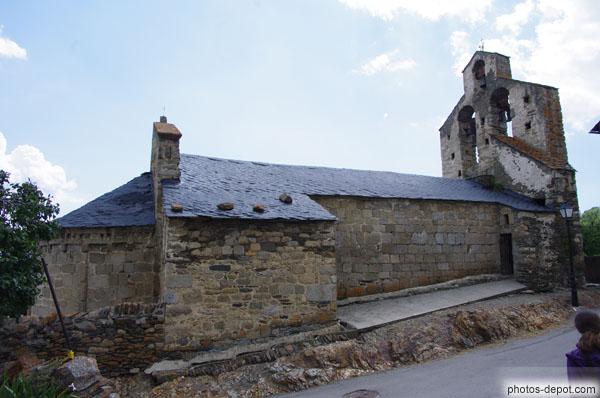 photo de édifice roman à clocher mur, dédié à Saint Estève