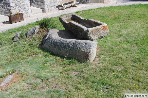 photo de tombe de granit