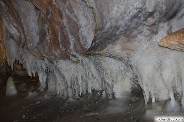 photo d'excentriques sur stalagtites