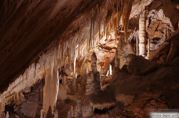 photo de plafond aux stalagmites