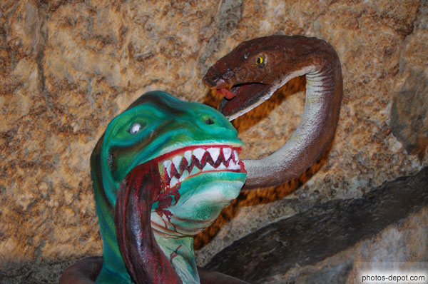 photo de tête de deinolychus et serpent