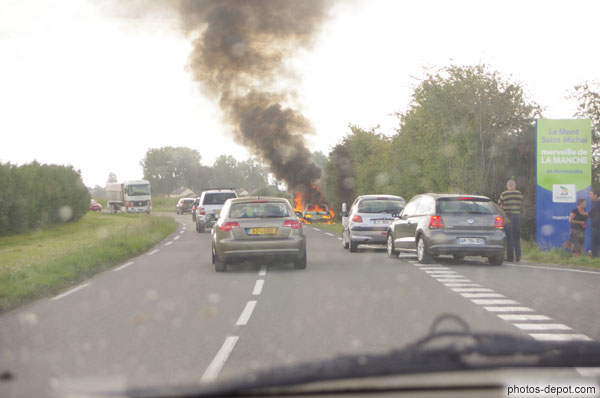 photo de voiture en flammes