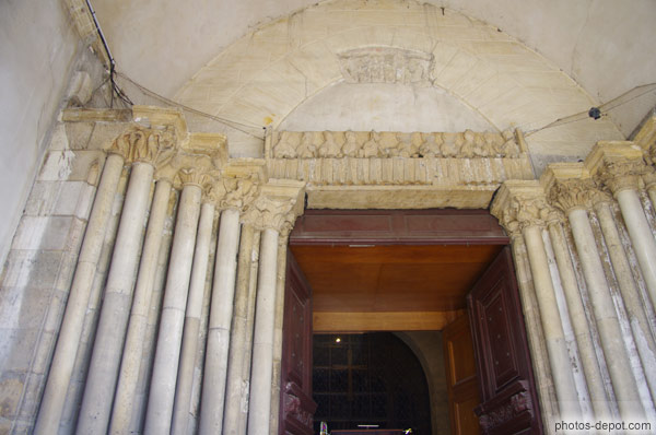 photo de portail roman témoin de la première église