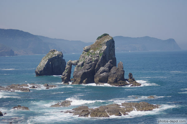 photo de rocher dans la mer