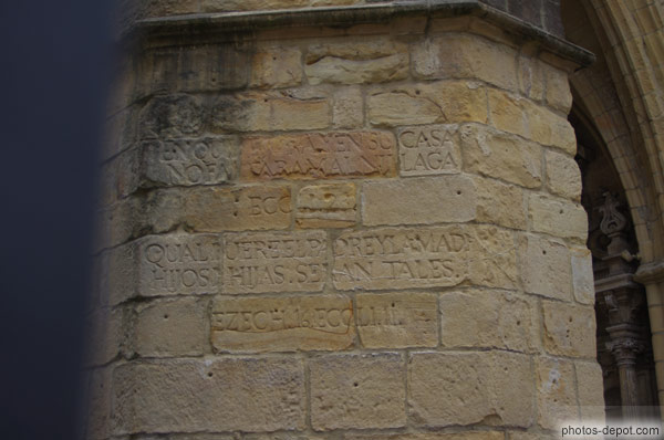 photo de textes gravé sur pierres de l'église