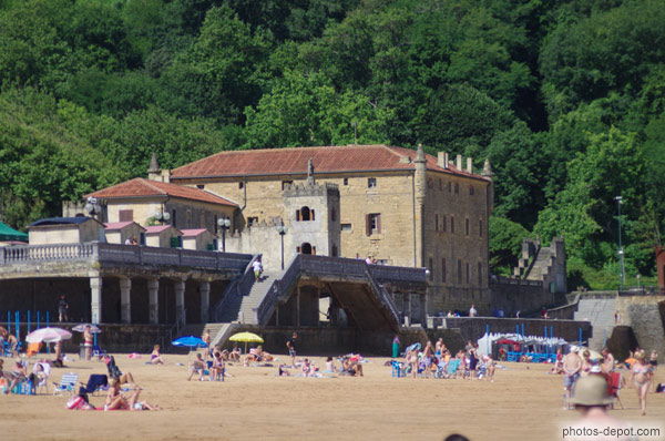 photo de château sur la plage