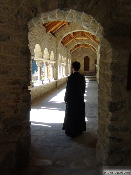 photo de prêtre dans le cloître