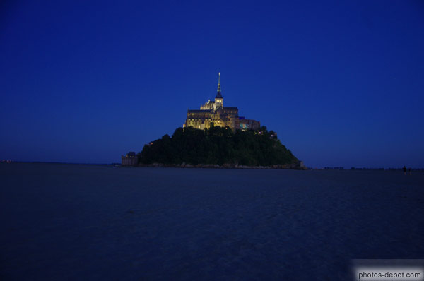 photo de Mont St Michel de nuit depuis la baie