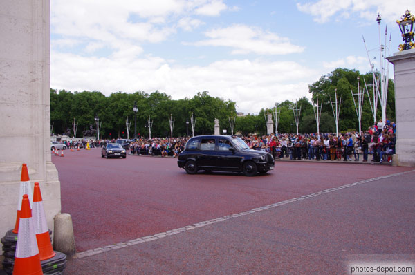 photo de taxi londonien devant Buckingham palace