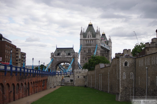 photo de Douves de la Tour de Londres et Tower Bridge en prolongement