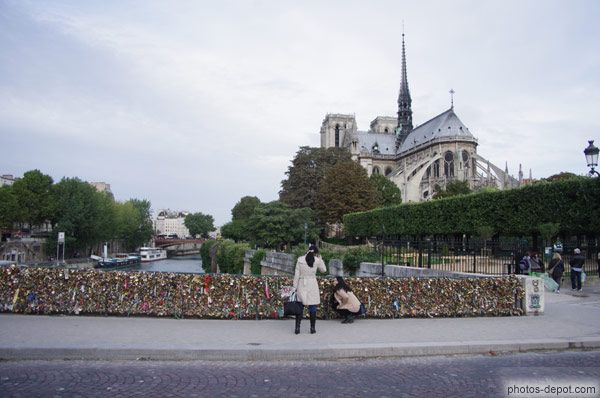 photo de Cadenas d'amour devant la cathédrale ND