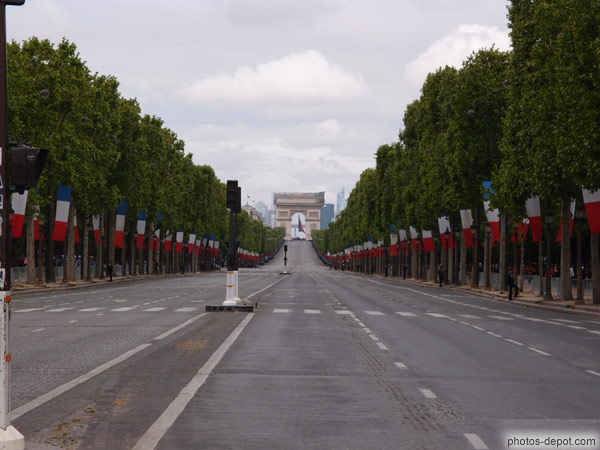 photo de Les champs vide ornés de drapeaux français