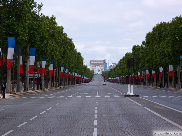 photo de Champs Elysées et arc de triomphe