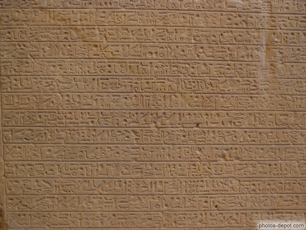 photo d'hiéroglyphes (du grec hieros, « sacré, divin », et glyphein, « inciser, graver »)
