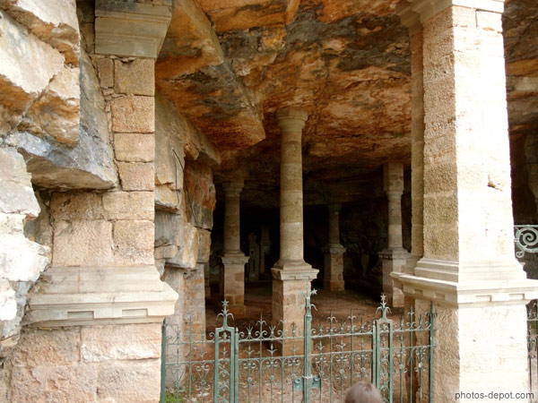 photo de grotte aux colonnes