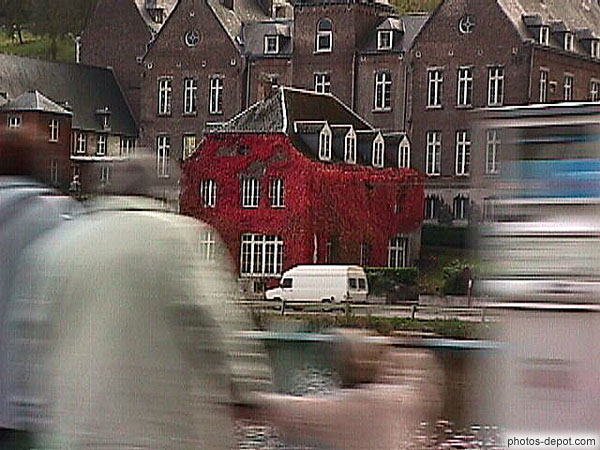 photo de maison entourÃ©e de lierre rouge