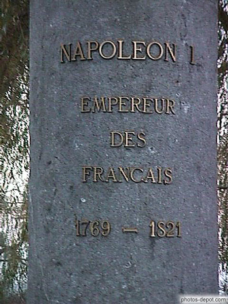 photo de pied d'estale de la statue de Napoléon