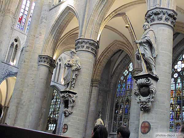 photo de statues des apotres cathédrale St Michel et St Gudule