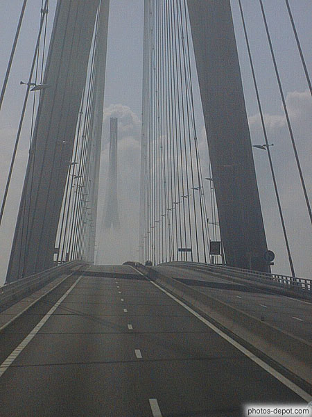 photo de pont de Normandie dans la brume