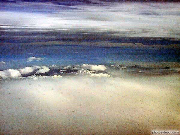 photo de les Alpes dans les nuages