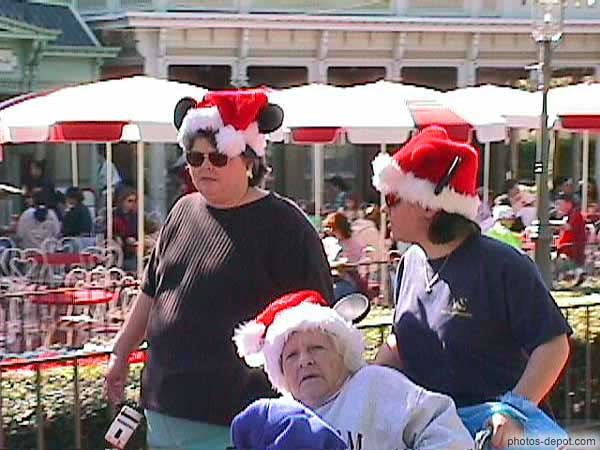 photo de femmes portant des bonnets de père Noël